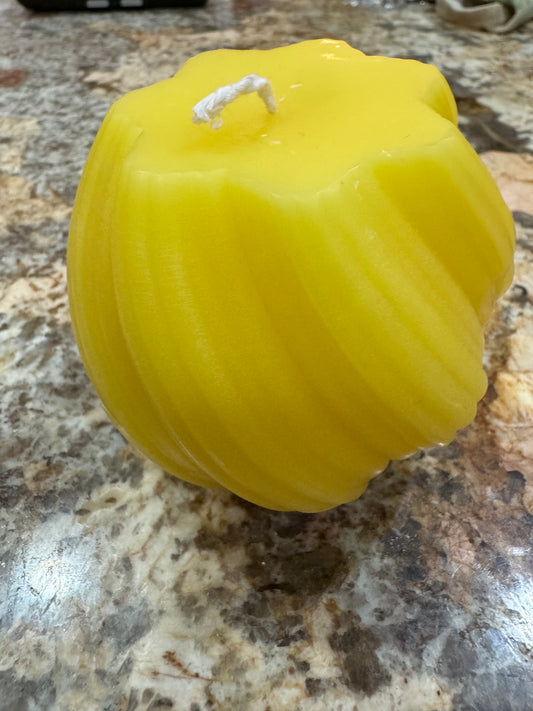 Geometric twist beeswax candle
